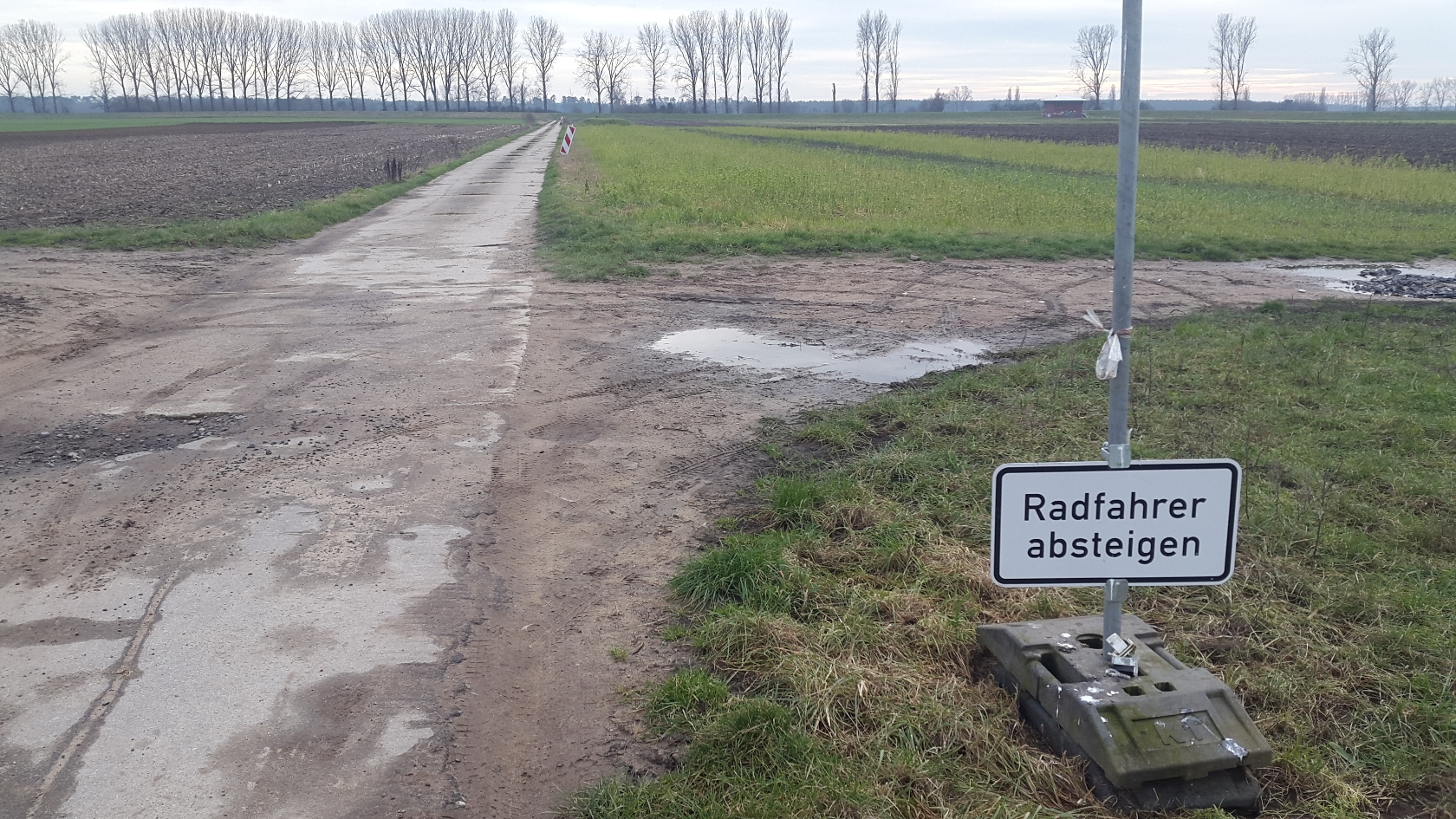 Radfahrer absteigen